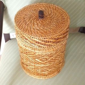 Rattan ice bucket.